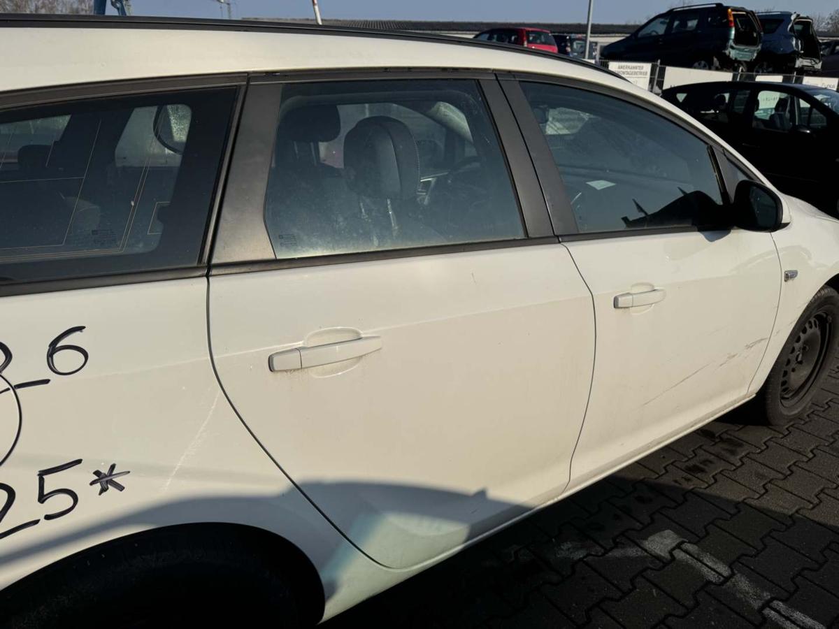 Opel Astra J Sports Tourer original T&uuml;r hinten rechts Z40R Schneewei&szlig; Kombi Rohbau Bj.2012